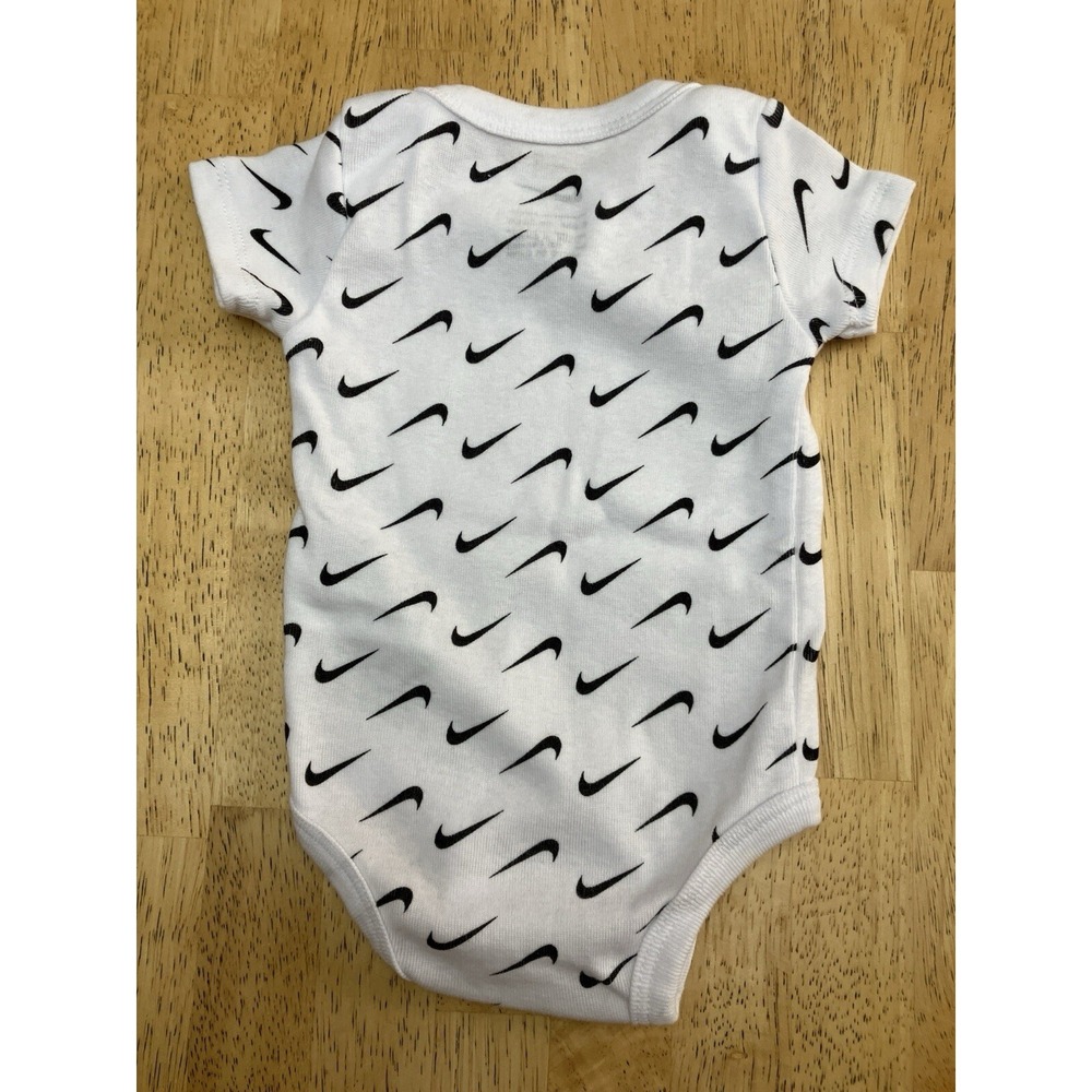 Nike Swoosh 3‎ Piece Infant Set Black/White 0-6 Months - Picture 3 of 9